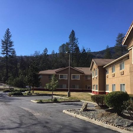 Vista Yosemite Inn Oakhurst Exterior photo